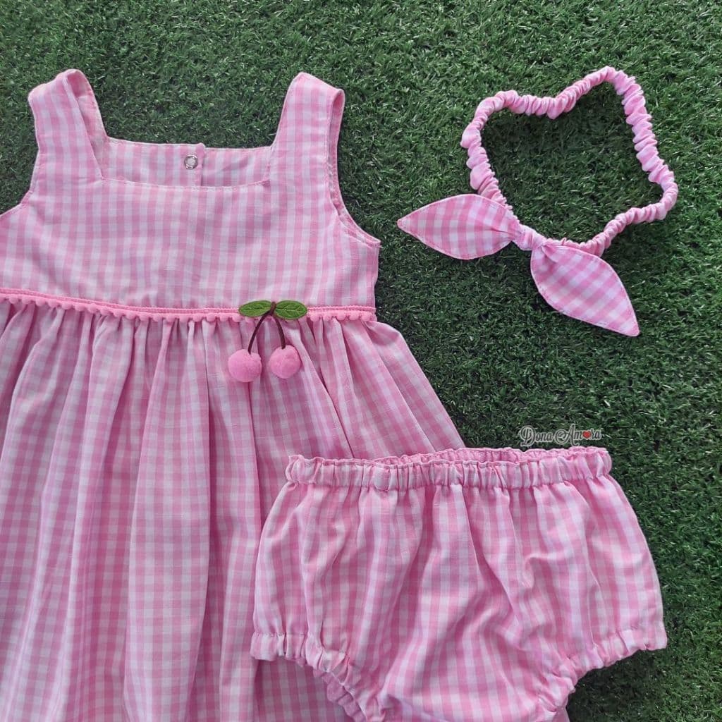 Kit com Vestido Xadez Rosa para Menina: Acompanha calcinha/tapa fralda e tiara de cabelo