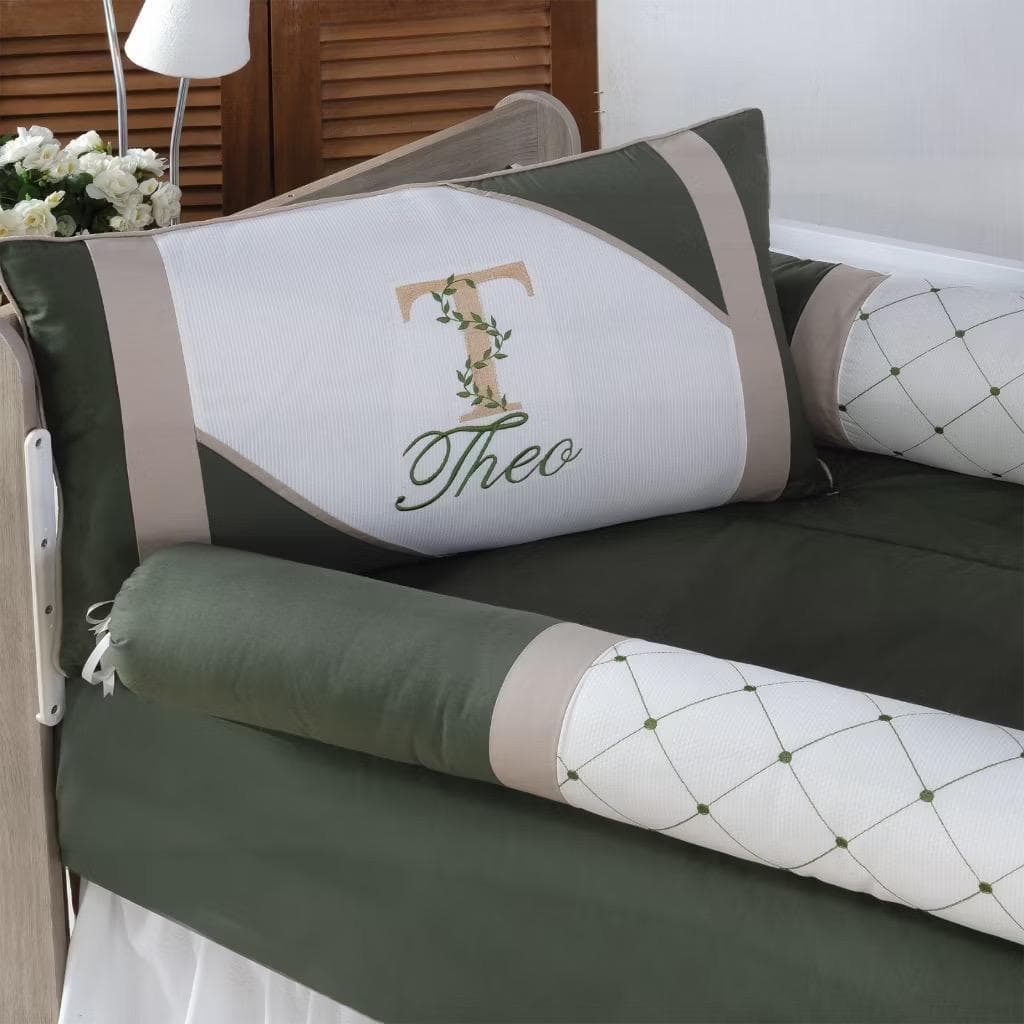 KIT PARA BERÇO BEBÊ - PERSONALIZAMOS COM NOME DO SEU BEBÊ - MODELO THEO VERDE MILITAR - COM SAIA