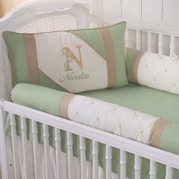 KIT PARA BERÇO BEBÊ - PERSONALIZAMOS COM NOME DO SEU BEBÊ - MODELO THEO BEGE/VERDE OLIVIA - COM SAIA