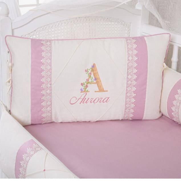 KIT ENXOVAL PARA BERÇO BEBÊ FUNDO  PALHA COM ROSÊ  - PRSONALIZAMOS COM O NOME DO SEU BEBÊ - COM SAIA