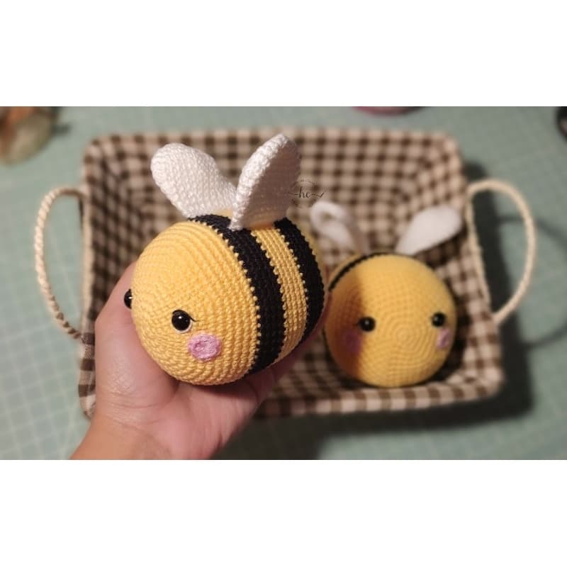 Kit 2 Abelhas em Crochê Amigurumi | Decoração Quarto Infantil | Presente Maternidade | Decoração Mel Abelha