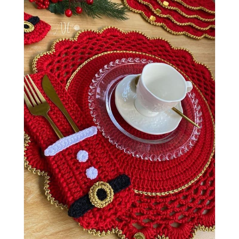 Porta talheres de natal em crochê com barbantes em cores natalinas, decoração de mesa para jantar e almoço especiais