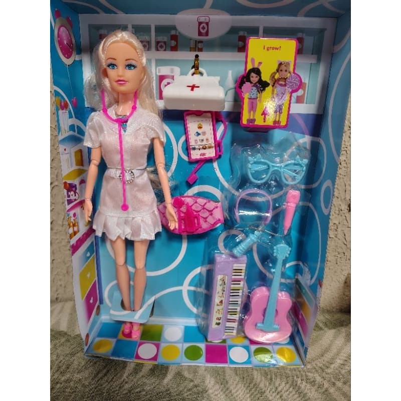 boneca médica muito linda ela e articulada vem com acessórios adquira logo a sua