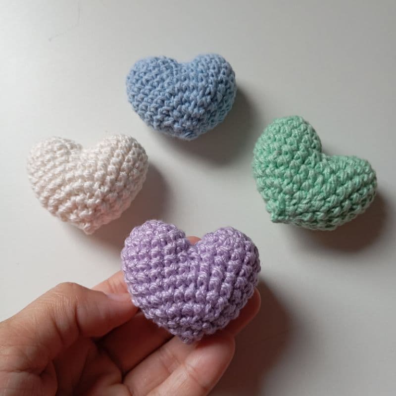 kit 4 mini corações amigurumi crochê 5,5x4,5 cm aproximadamente cores a escolha no chat