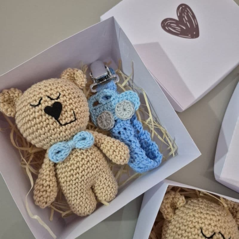 Kit mini ursinho amigurumi + prendedor de chupeta/mordedor em crochê