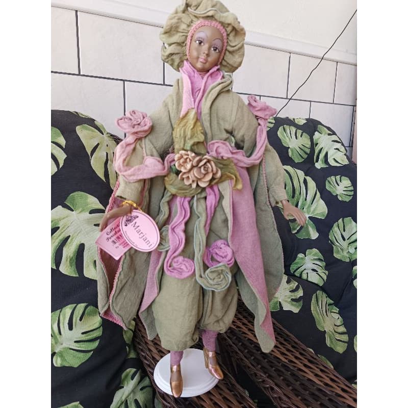 Boneca de Porcelana Doll Boneca Marjani Original  Snow Stoppers Tailândia 48 cm Pintada a Mão Corpo Articulado