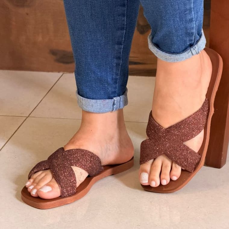 Sandalia Feminina Cruzada Rasteira Brilhante Leve Confortável