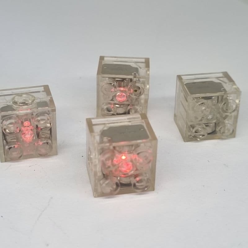 Lote com 04 blocos de montar similar LEGO com LED piscante