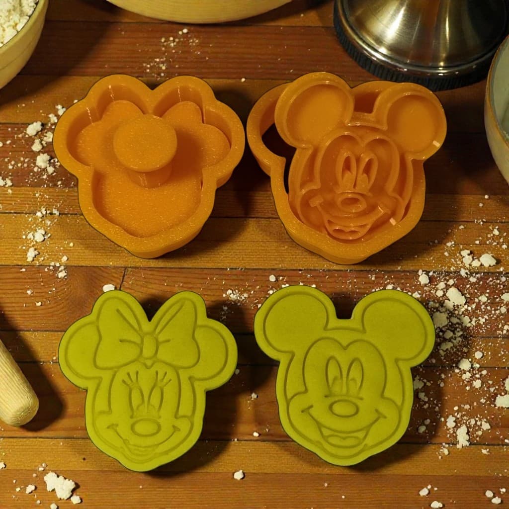 Kit 2 Cortadores e Carimbo Biscoito 5cm Pasta Americana Massinha de Modelar Mickey Minnie Dia das Crianças Confeitaria