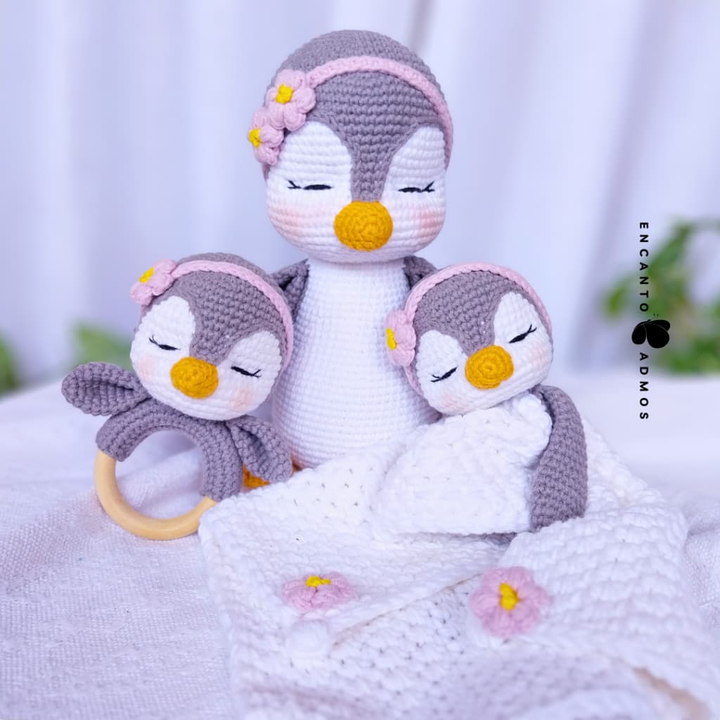 Kit Maternidade Pinguim em Crochê/Amigurumi | Panda + Naninha + Chocalho | 100% Feito à Mão
