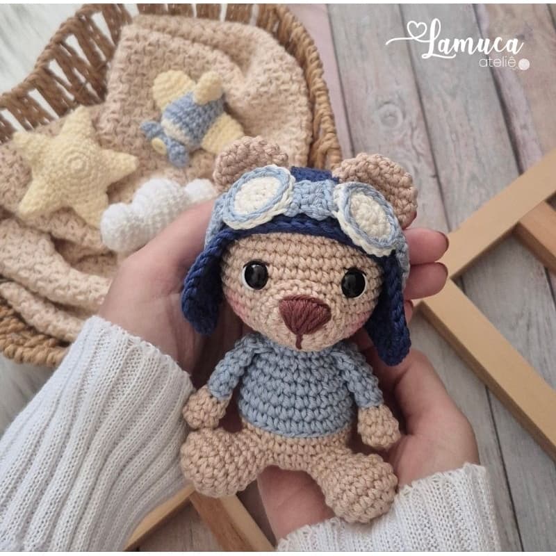 Kit Ursinho Aviador Amigurumi + mini Avião + nuvem + Estrela Decoração em Crochê
