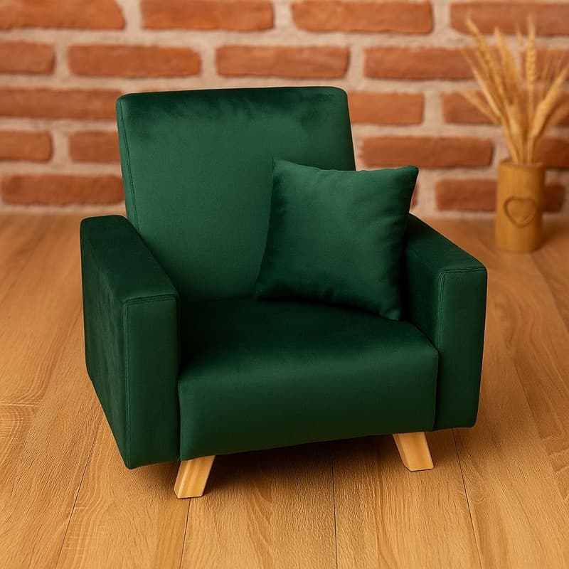 poltrona infantil props newborn e acompanhamento verde.