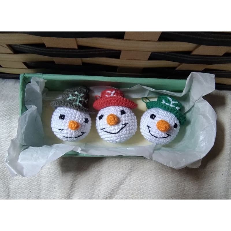 kit com 3 bolinhas para árvore de natal, estilo boneco de neve - crochê, amigurumi