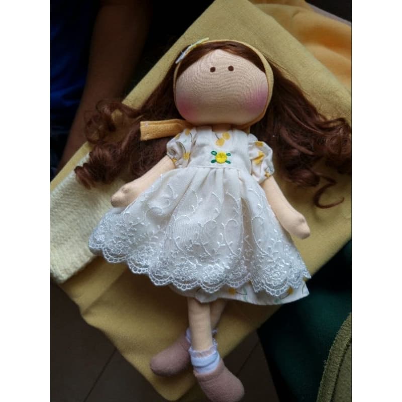 Boneca de pano articulada  troca de roupa