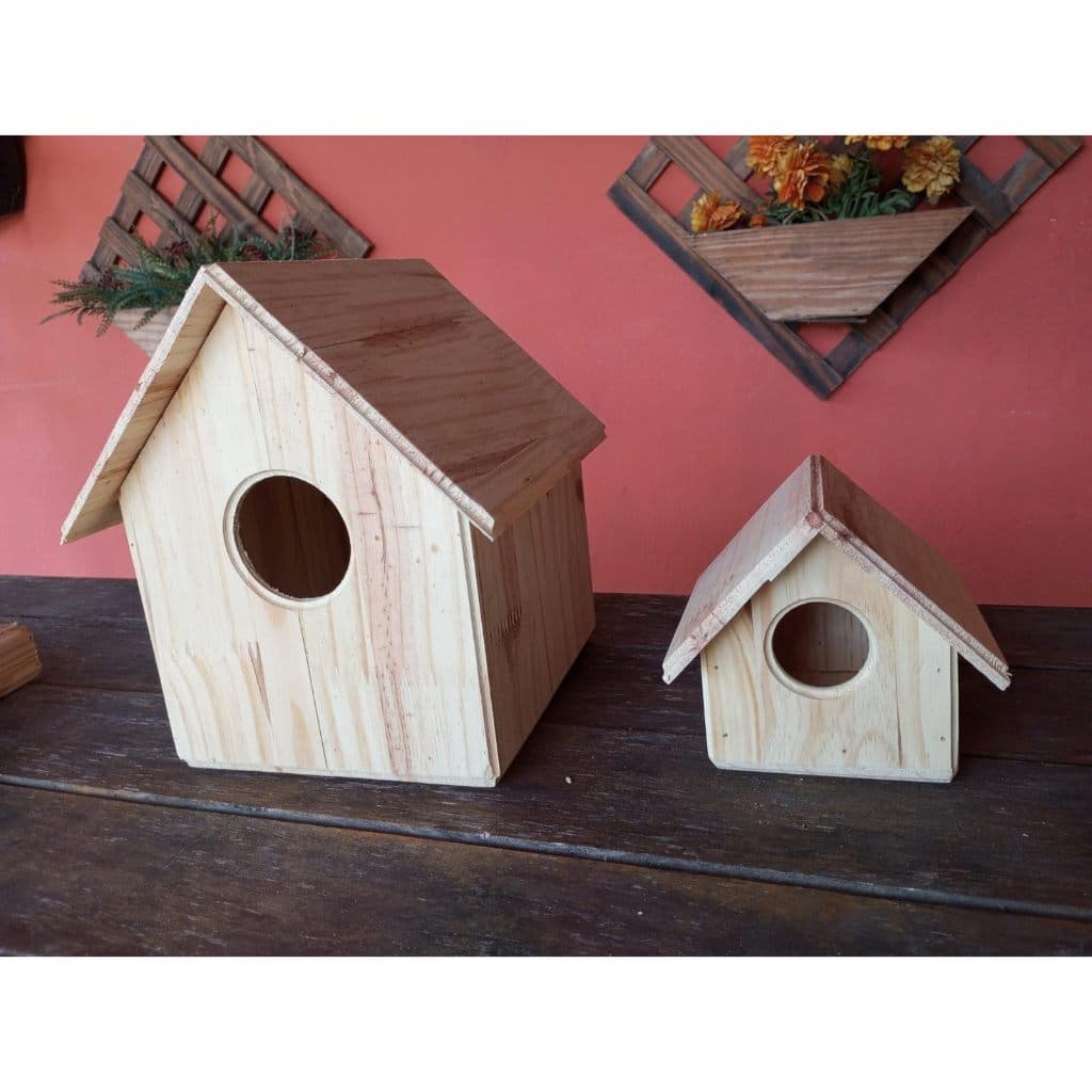 Kit Casinha de Madeira para Maritaca, 20x20x30cm e Casinha para passarinho, Acabamento em Stain Imbuia, com Suporte