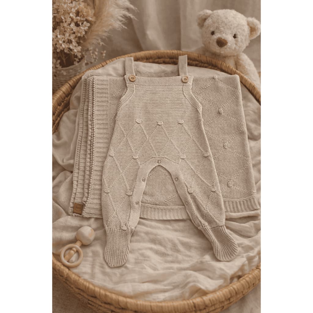 Kit Manta e Macacão Jardineira Bebê Tricot Luxo Losango Bolinhas Botões Enxoval Infantil