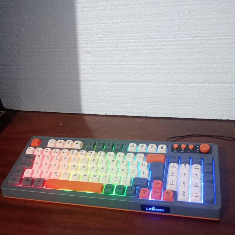 TECLADO MULTIMÍDIA MECÂNICO LED RGB ,  com fio. cores  Aleatória.