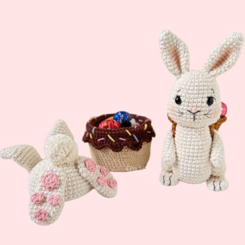 Coelhinho de Crochê Amigurumi com Mochila e Cesto 15cm | Boneco Coelho Decoração Quarto de Bebê Infantil