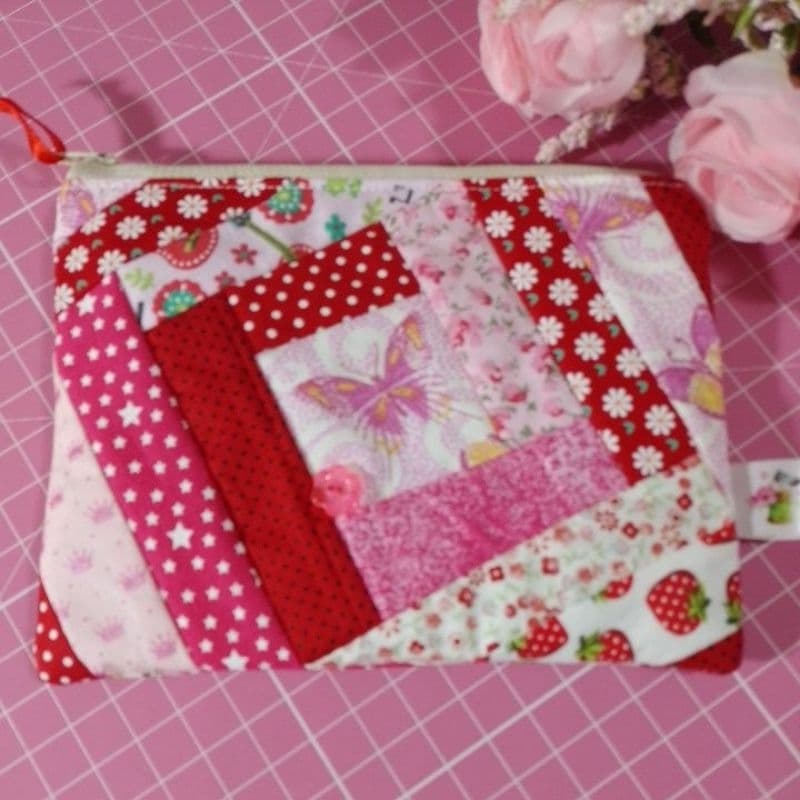 Mini Bolsinha /Carteira Multiuso em Tecido Patchwork fechamento c/ Zíper e Botão de Decorativo