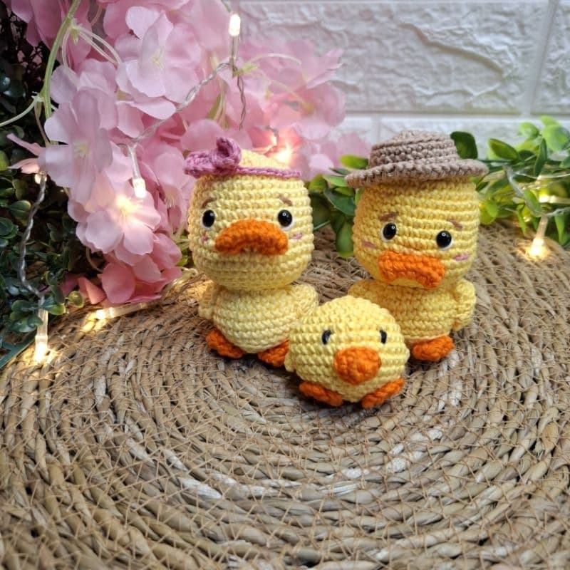 Família Patinhos Amigurumi Crochê | Kit Pato Pai Chapéu, Pato Mãe Laço e Bebê | Presente Criativo Colecionável