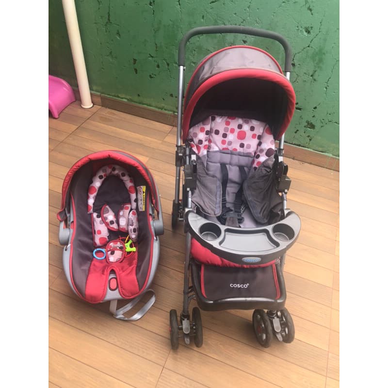 Carrinho de bebê e bebê conforto