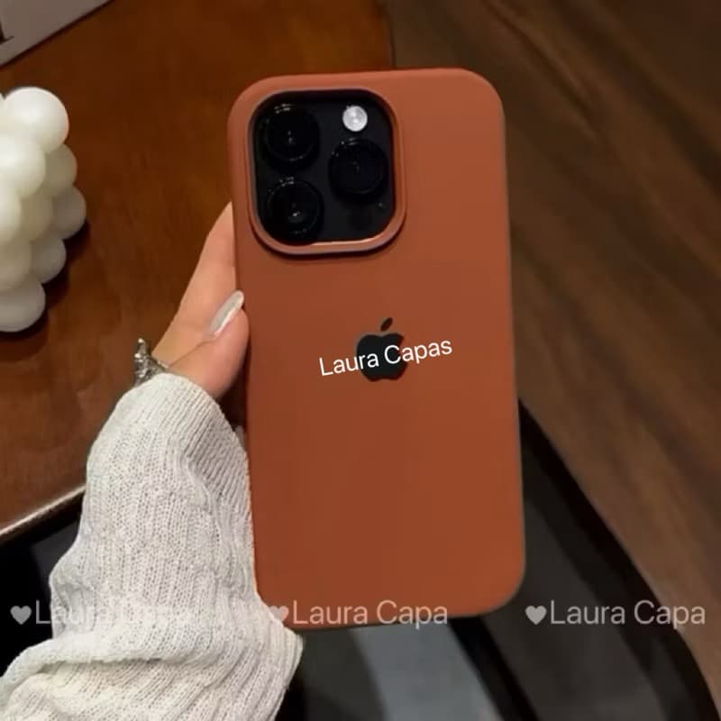 Capa MARROM CARAMELO Para iPhone 11 12 13 14 15 16 7 8 XR X XS Pro Max Plus 16E Silicone Aveludada Com Logo