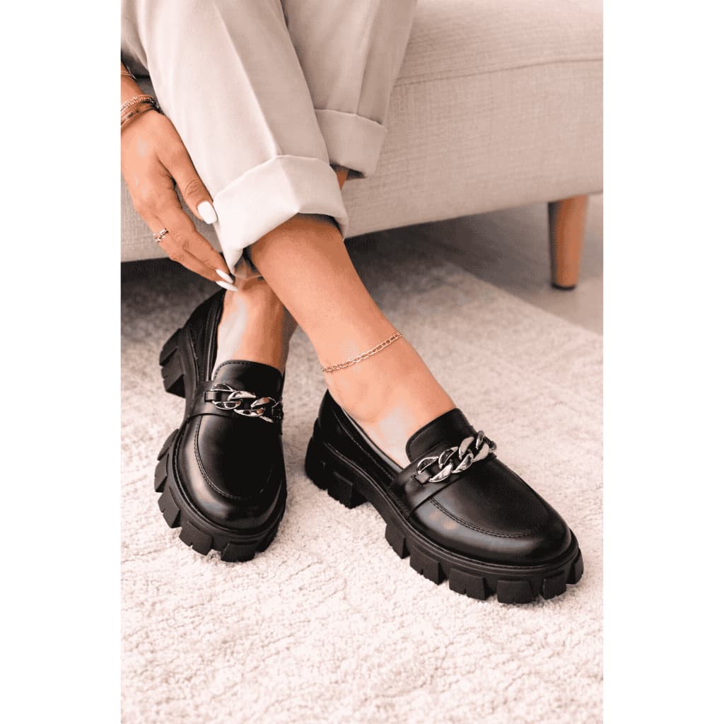 Sapato Mocassim Feminino Tratorado Preto Verniz Blogueira Corrente Super Confortável Promoção Imperdível