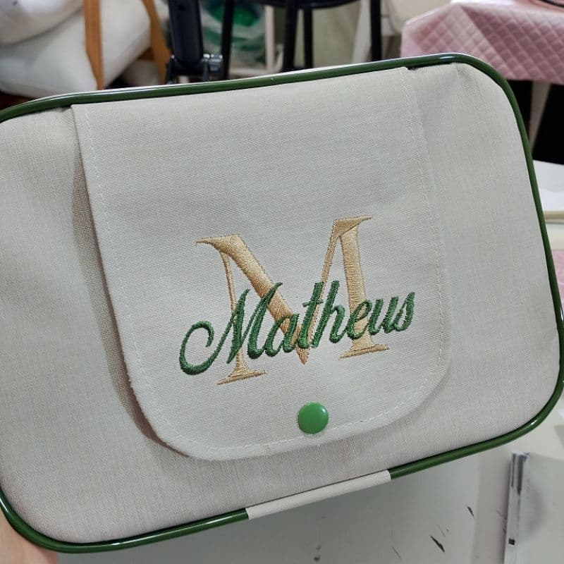 Porta fralda e lenço umedecido, M, personalizada com inicial e nome! Acompanha chaveiro!