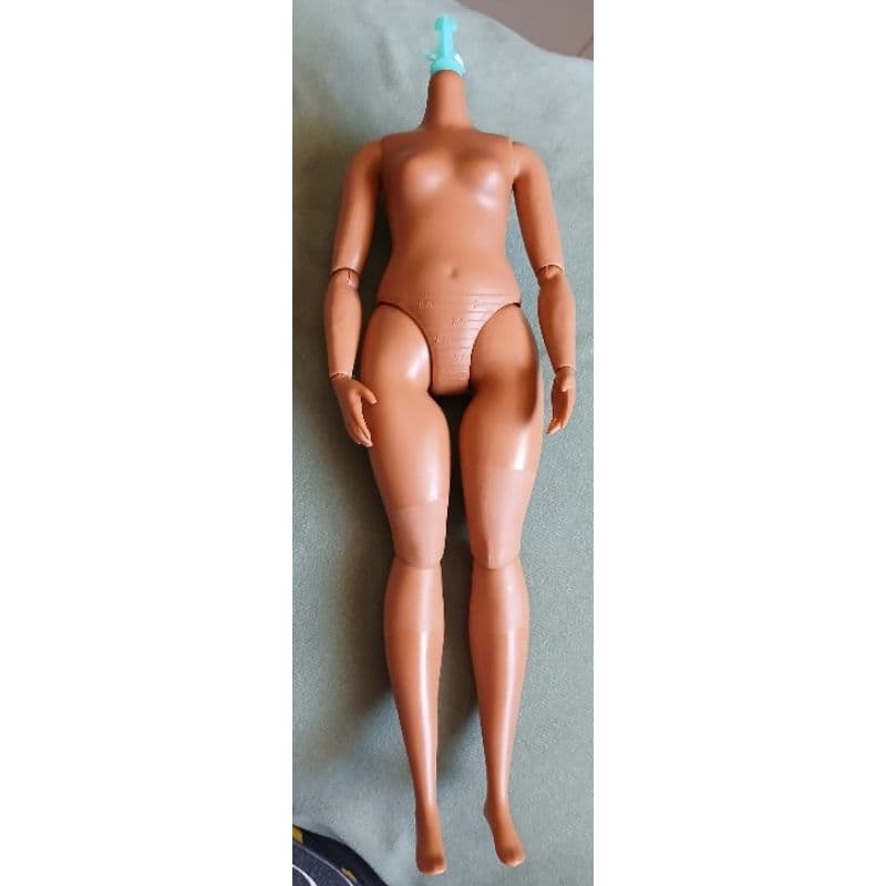 Corpo de boneca curvy articulado.