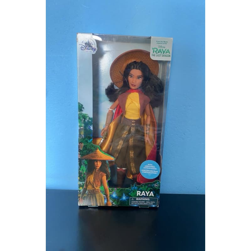 Boneca Raya Disney Store com capa customizada recolocada na caixa Raya and the last dragon articulada