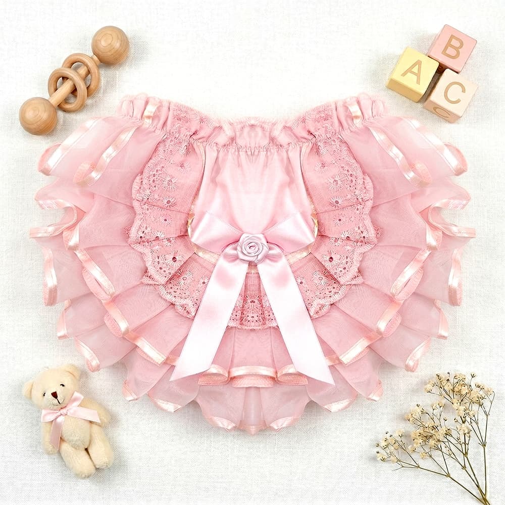 Calcinha Infantil Tapa Fralda com Babado Triplo em Organza Laço com Rosa e Acabamento em Cetim