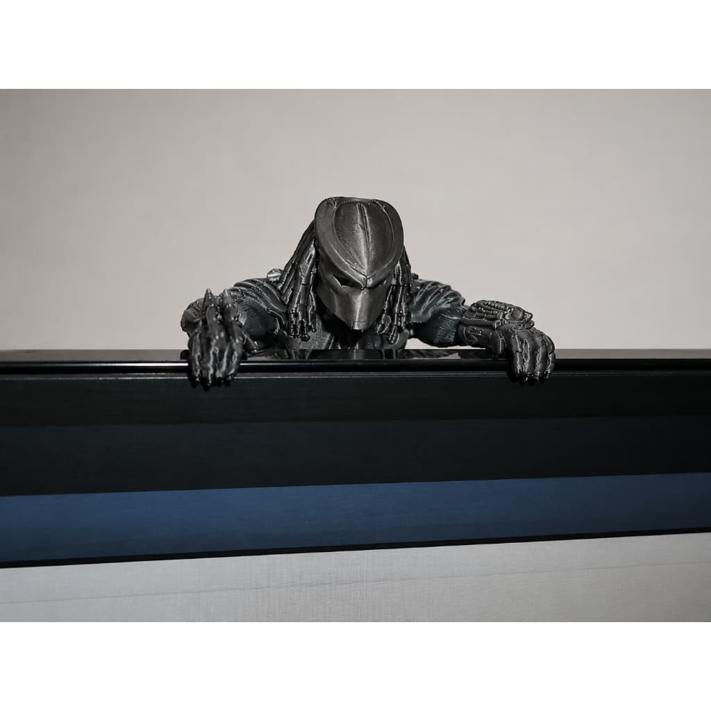 Predador de Monitor – Estátua Decorativa Geek para Setup Gamer