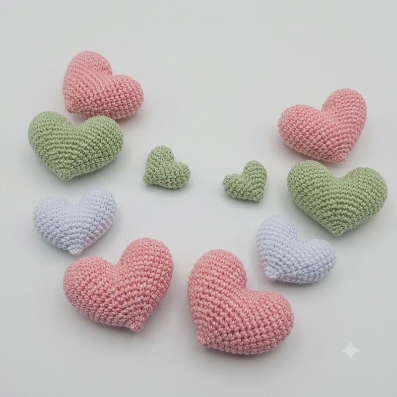 kit 10 corações amigurumi crochê aplicação porta maternidade/ decoração/mobile infantil/ 3 tamanhos diferentes