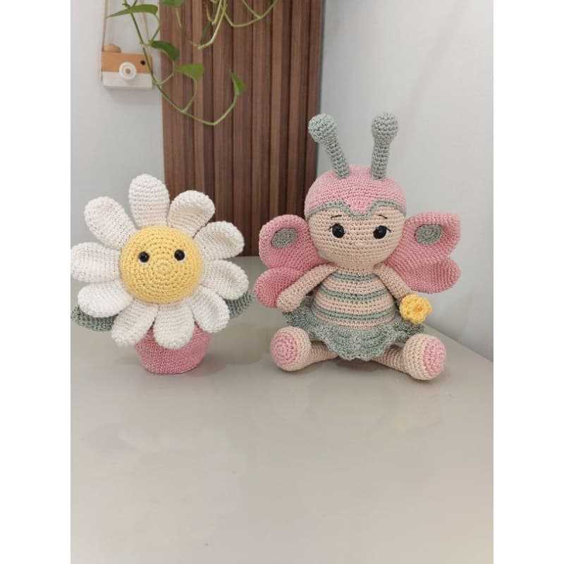 Kit com borboleta e vaso de flor de crochê (amigurumi) para decoração de quarto tema jardim
