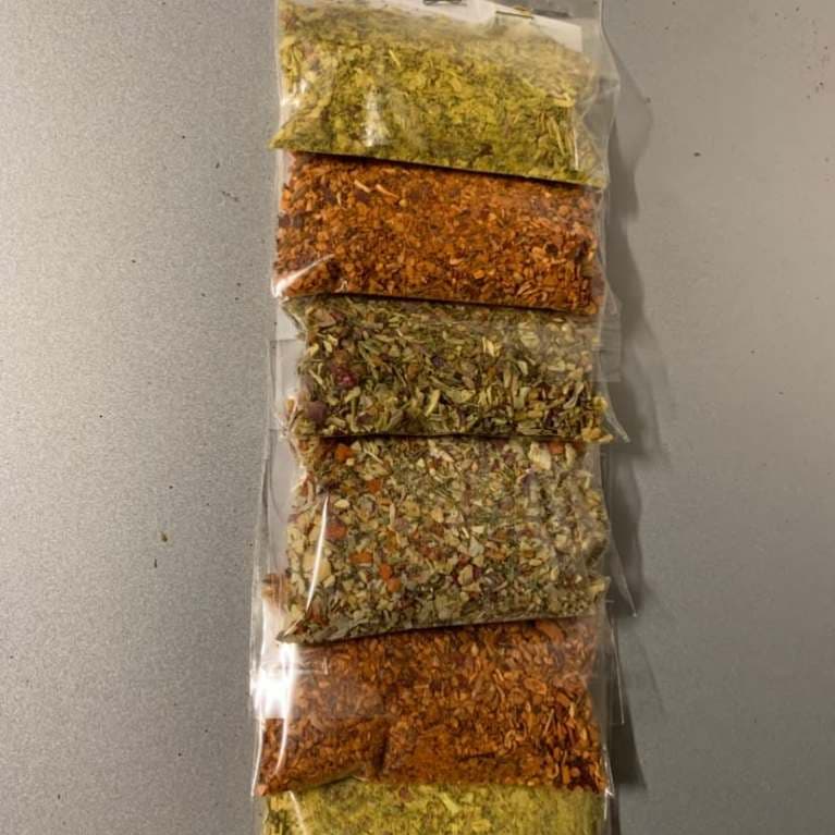 KIT DE TEMPEROS DESIDRATADOS – MIX DE ERVAS E ESPECIARIAS PARA SUA COZINHA