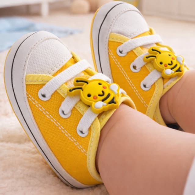 Sapatinho De Bebê RN Abelhinha Amarelo Tênis Recém Nascido Macio Confortável