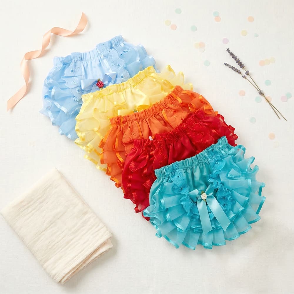 Calcinha Infantil Tapa Fralda com Babado Triplo em Organza e Laço com Rosa