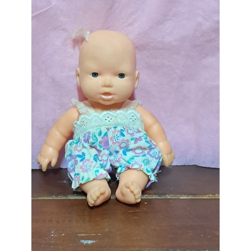 Boneca articulada de vinil com olhos de vidro (usada)