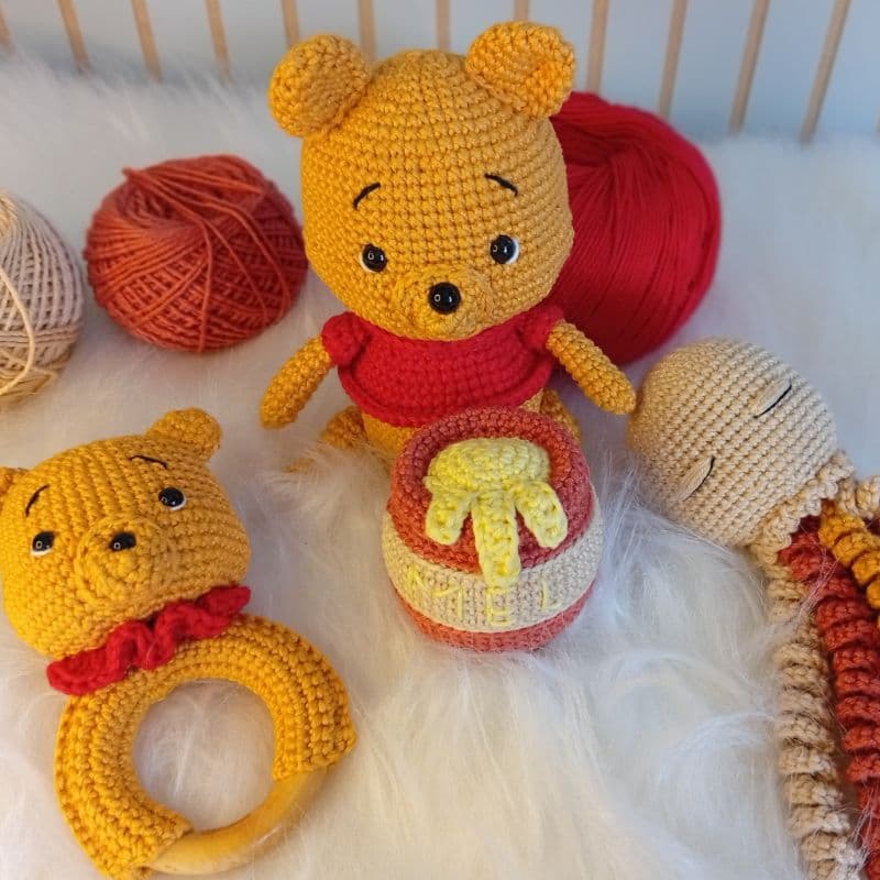 Kit Ursinho pooh Amigurumi Crochê | Ursinho + Chocalho + Polvo + Pote de Mel com Chocalho | Presente para Bebê