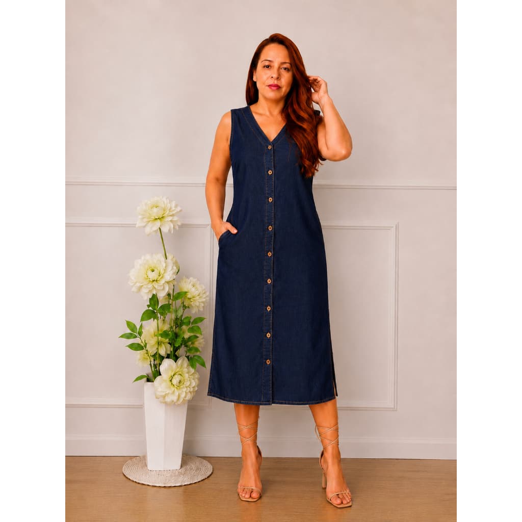 vestido midi sem mangas jeans escuro e claro com bolsos laterais botões funcionais na frente veste até  46
