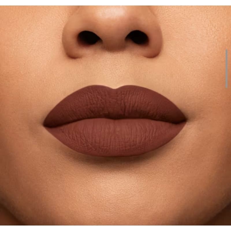 Skinny Matte Marrom Lírio - Batom Líquido 5ml efeito matte. Oferece alta cobertura, longa duração e ação hidratante.