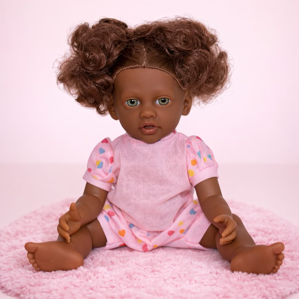 Boneca Realista Bebê Morena Infantil Vinil Cabelo Cacheado Macia e Leve Articulada