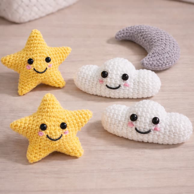 Kit Amigurumi Céu Encantado | Nuvens e Estrelas e Lua em Crochê | Decoração Infantil Delicada e Feita à Mão
