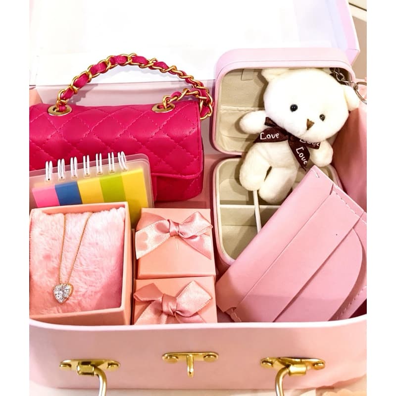 Caixa presenteavel de acessórios com uma semijoia e brindes - presente menina fofo
