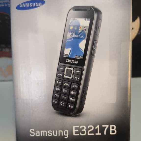Celular Samsung GT-E3217B retrô preto