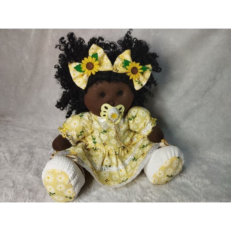 Boneca negra articulada 40 cm vestido amarelo margaridas, girassol e abelhas(abelhinhas)
