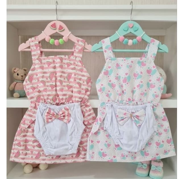 Kit  com 2 Vestidos de tecido e tapa fralda jardineira e calcinha bebê enxoval de bebê