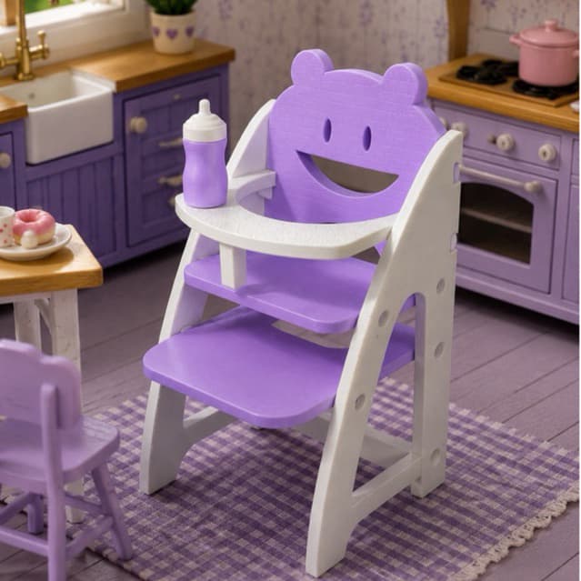 Cadeirão De Bebê Miniatura Lilás Com Mamadeira Inclusa