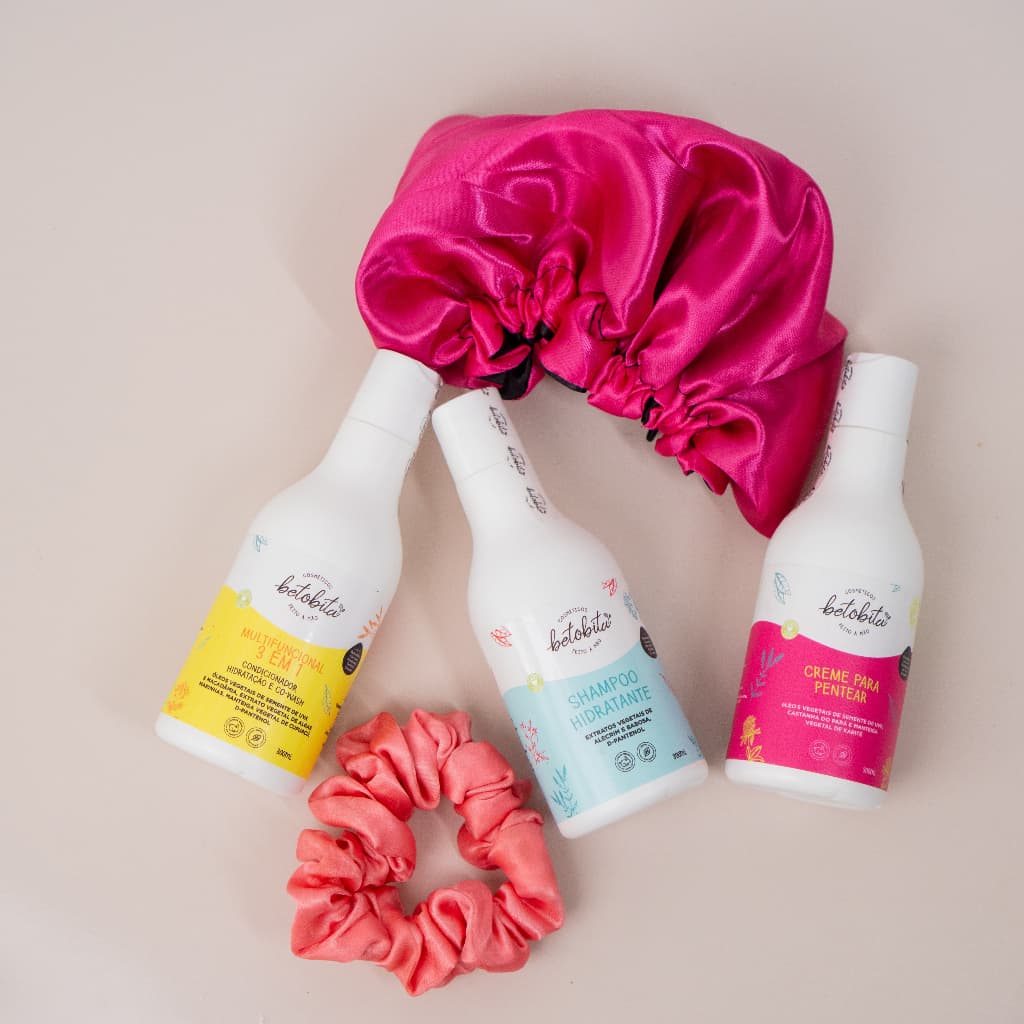 KIT COM SHAMPOO HIDRATANTE + CREME 3EM1+CREME PARA PENTEAR  + TOUCA E XUXA Menina do Cetim - BetoBita