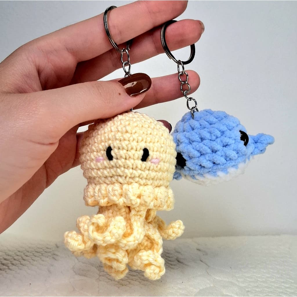 kIT Chaveiro Água Viva e Baleia Amigurumi de Crochê - presente criativo, lembrancinha fofa